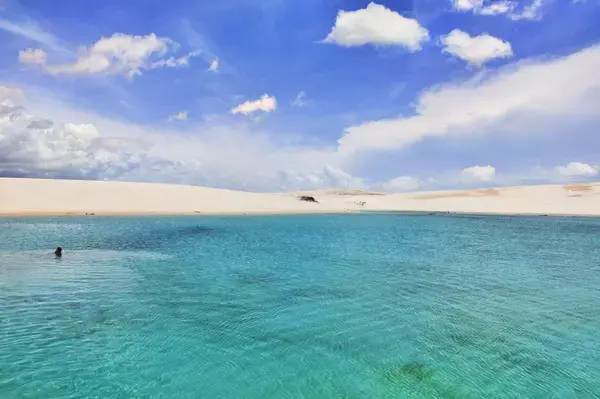 Lagoa nos Lençóis Maranhenses, em Barreirinhas, Maranhão, Brasil