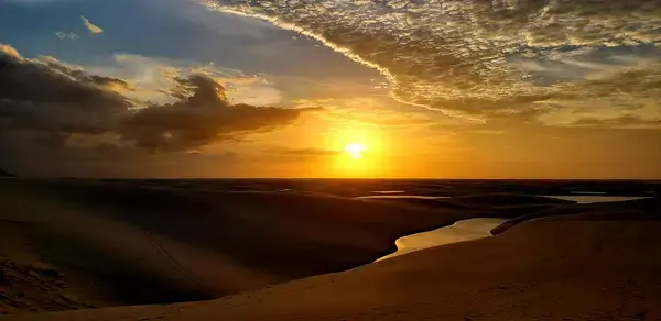Pôr do sol nas dunas dos Lençóis Maranhenses em Barreirinhas no Maranhão, Brasil