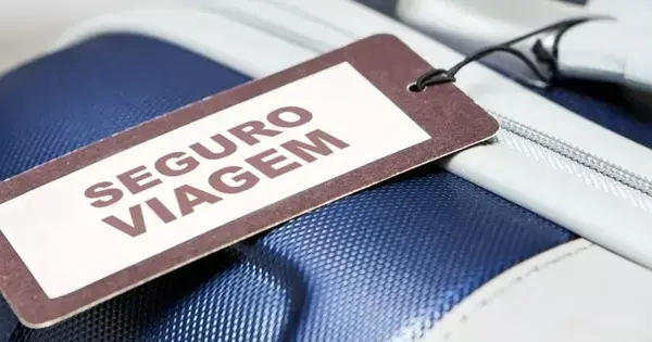 Uma etiqueta de mala escrita com "Seguro Viagem".