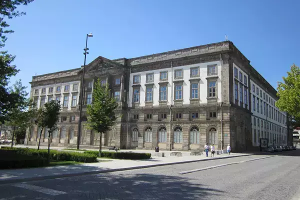 Foto de um dos prédios da Universidade do Porto.