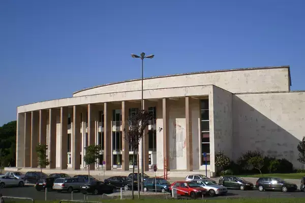 Foto de um dos prédios da Universidade de Lisboa.