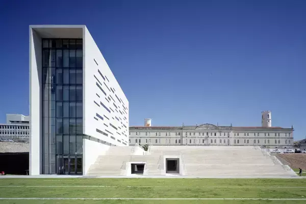 Foto de um dos prédios da Universidade Nova de Lisboa.