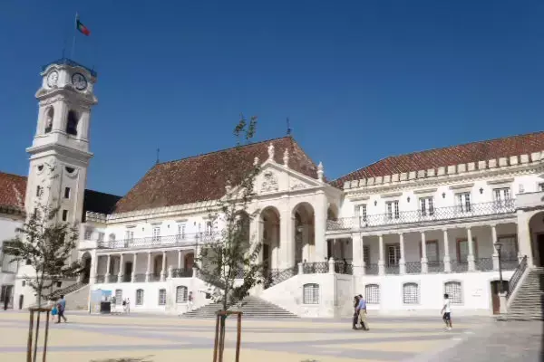 Foto de um dos prédios da Universidade de Coimbra.