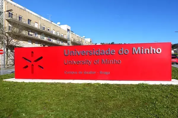 Foto da fachada da Universidade do Minho.