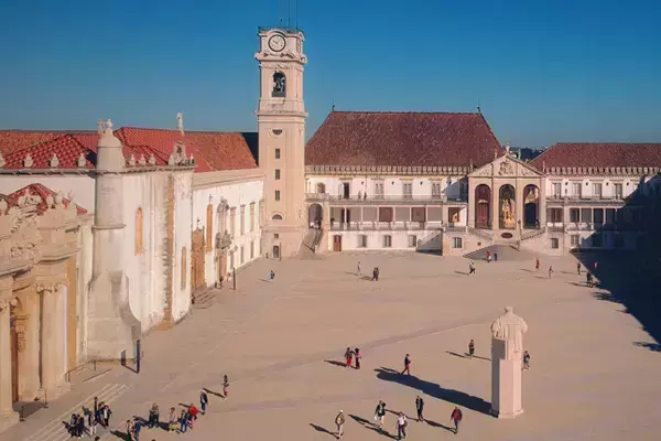 Foto aérea de um dos pátios da Universidade de Coimbra.