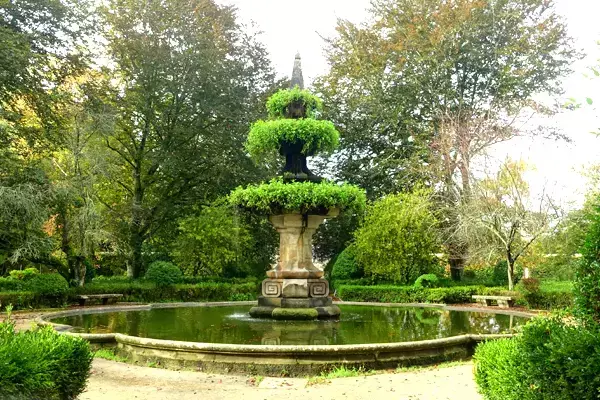 Foto de um chafariz no Jardim Botânico da Universidade de Coimbra.