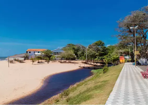 Uma pequena ilha rodeada por um mar azul escuro.
