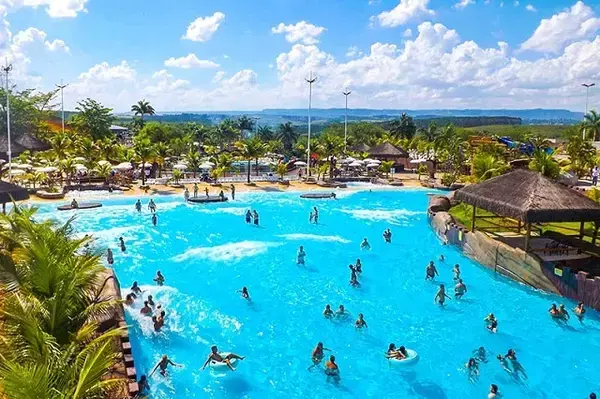 Um parque aquático com piscinas de ondas.