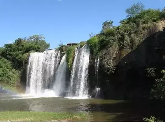 Duas cachoeiras enormes uma ao lado da outra.