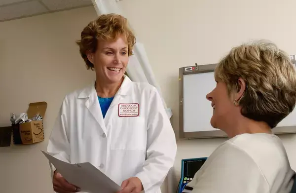 Médica sorrindo para paciente em hospital