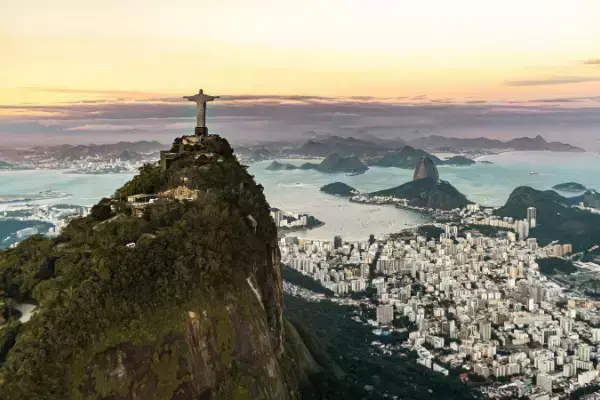 Vista da cidade do Rio de Janeiro, com ênfase ao Cristo Redentor