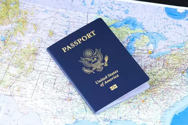 Um passaporte em cima de uma mesa estampada com o mapa