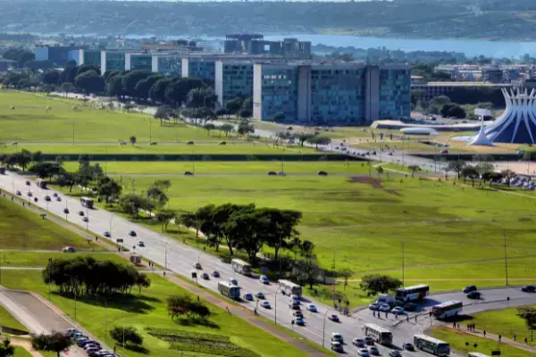 Ruas, prédios dos ministérios e Catedral Metropolitana em Brasília