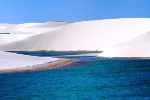 Areia e lagoa nos Lençóis Maranhenses