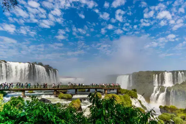 Passarelas com visitantes e cataratas ao fundo, em Foz do Iguaçu