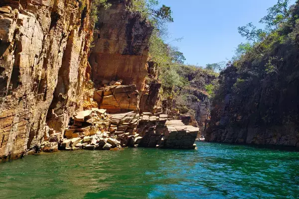 Cânios e lago na região das Furnas, MG