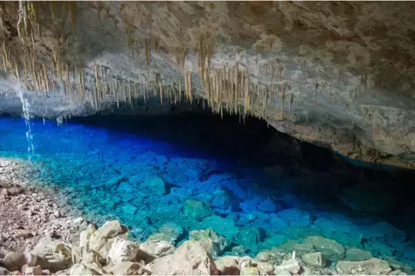 Gruta com águas de cor azul vibrante