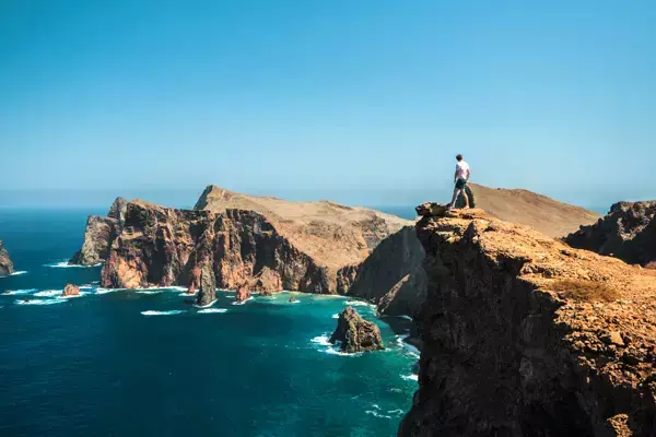 Foto de uma pessoa admirando o mar no topo da Ponta de São Lourenço, no Arquipélago da Madeira.
