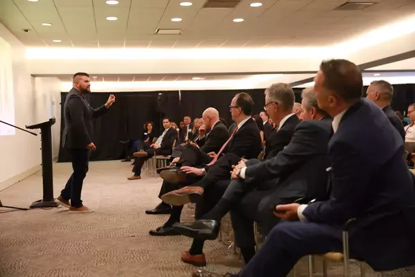 Homem palestrando em evento