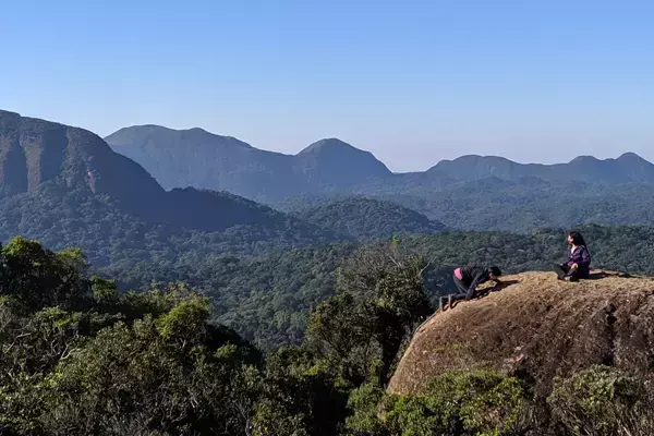Foto mostrando duas pessoas aproveitando a paisagem do Castelo dos Bugres, em Joinville.