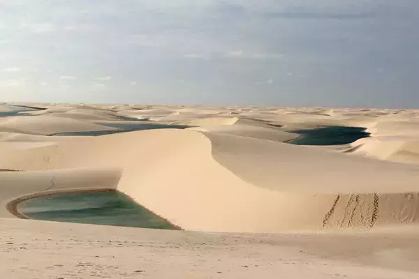 Foto das areias dos Lençóis Maranhenses, um dos paraísos brasileiros localizados no Maranhão.