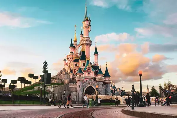 Foto de um castelo da Disneylândia, em Paris.