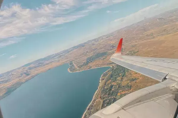 Foto da paisagem vista pela janela de um avião durante o voo.