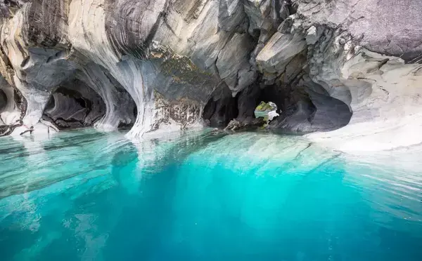 Uma água azul cristal rodeada por incríveis paredes de mármore.