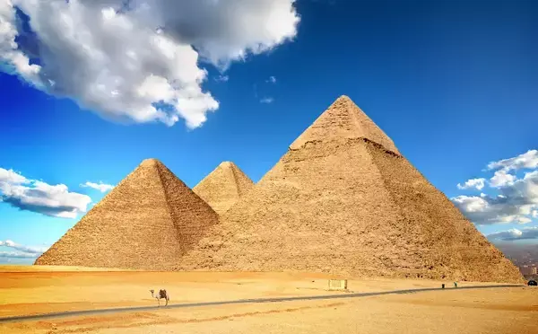 Três pirâmides localizadas no deserto.
