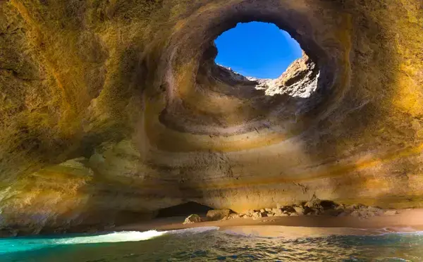 Imagem da água e da gruta vistas de baixo.