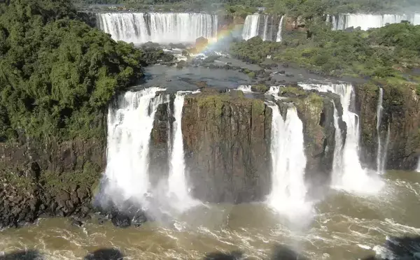 Imagem aérea da queda d'água das cachoeiras.