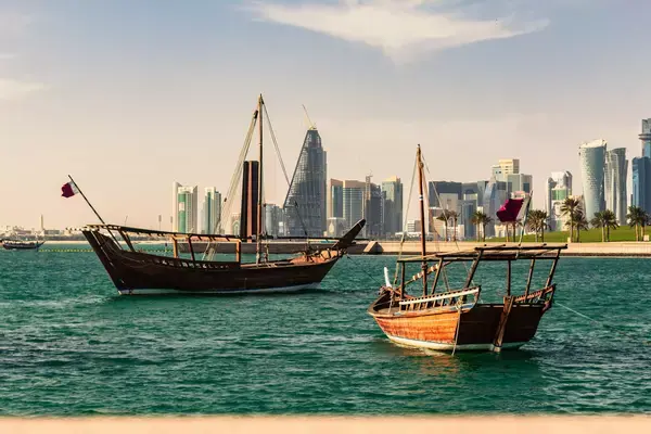Barcos e prédios ao fundo no Corniche, em Doha, Catar
