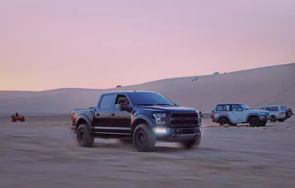 Carros em dunas no deserto de Doha, Catar