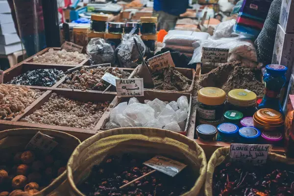 Mercadorias no Souq Waqif, mercado em Doha, Catar