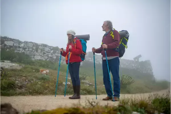 Casal com equipamentos para trekking