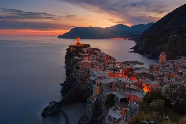 Cidade em penhasco durante pôr do sol na Itália