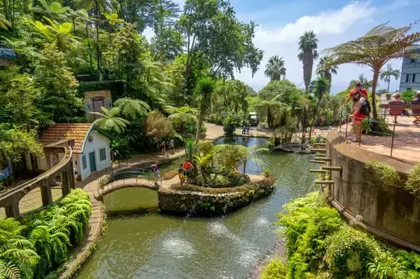 Gramado, lagoa e arquitetura do Parque Leite Monteiro, em Funchal, Portugal
