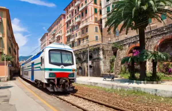 Um trem perto da área de embarque da estação externa.