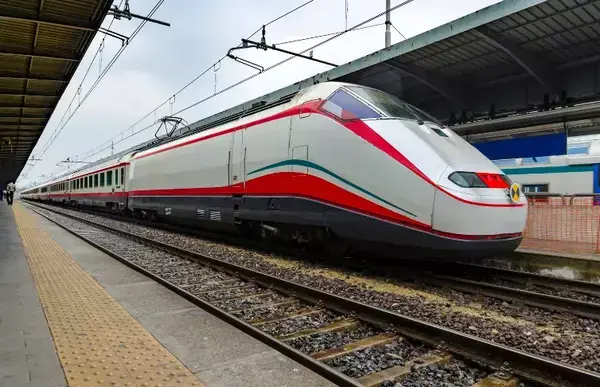 Um trem na estação externa.