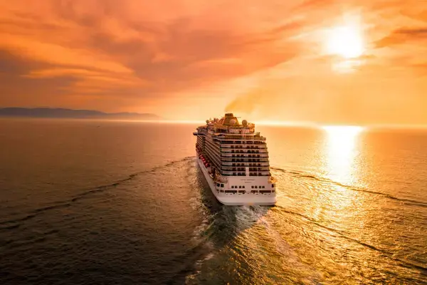 Cruzeiro no mar durante o pôr do sol