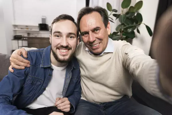 Pai e filho tirando selfie