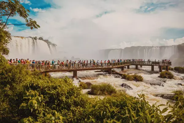 Passarela nas Cataratas do Iguaçu, no Paraná, Brasil