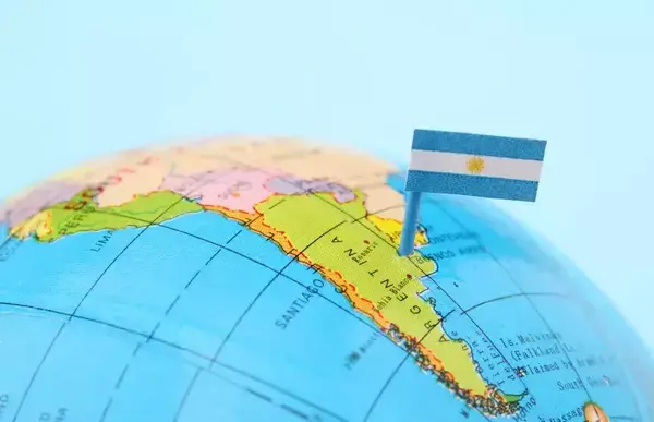 Uma ilustração da bandeira argentina alfinetada no mapa.