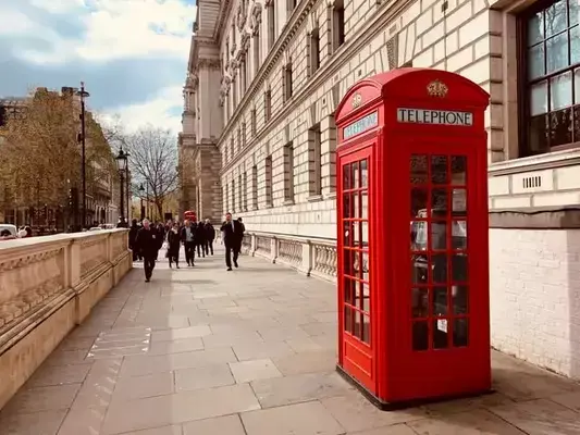 Cabine de telefone vermelho em rua de Londres