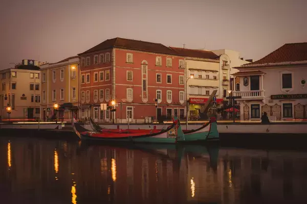 Barcos em canais em Aveiro, Portugal
