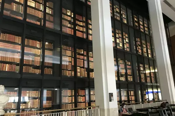 Estantes de livros da Biblioteca Britânica