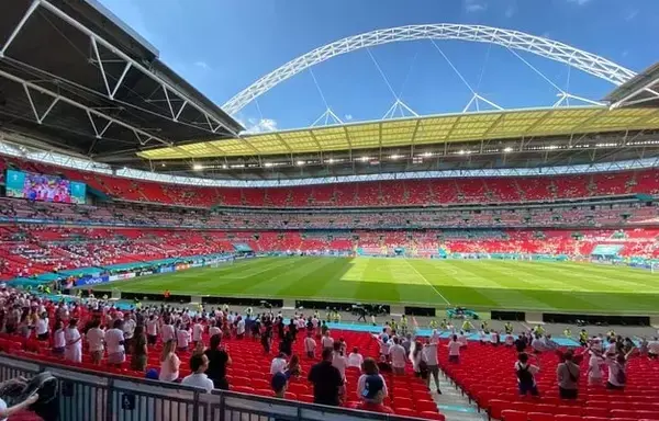 Arquibancada e campo do Estádio de Wembley, em Londres
