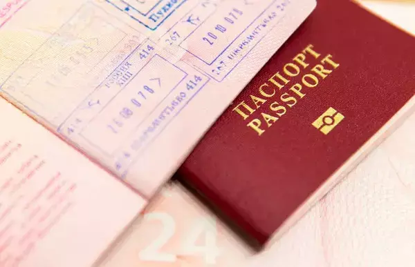 Um passaporte abaixo de uns papéis.
