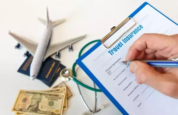 Um homem preenchendo a ficha em uma prancheta, no plano abaixo está uma mesa branca com alguns objetos como dinheiro em nota e um avião em miniatura.