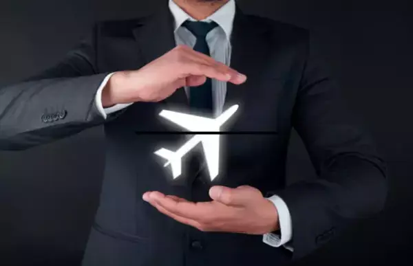 Um homem segurando um avião holográfico entre as mãos.
